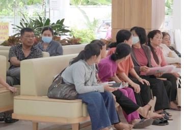 Nhiều người d&acirc;n phường S&oacute;c Trăng đến kh&aacute;m sức khỏe s&agrave;n lọc miễn ph&iacute;