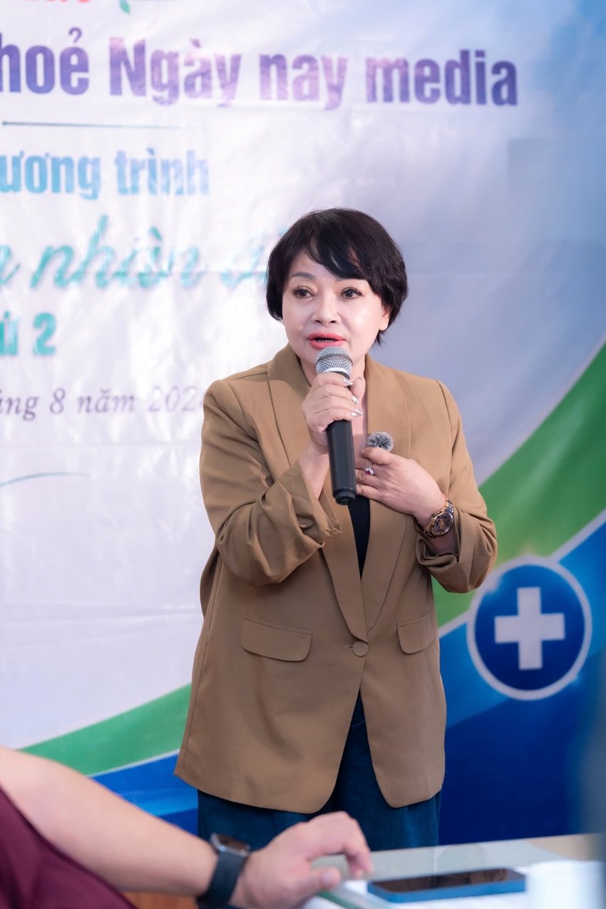 Nghệ sỹ Trà My chia sẻ: hiện nay người khuyết tật nói chung và trẻ em khuyết tật, yếu thế, trẻ mồ côi còn rất nhiều khó khăn, thiếu thốn. Tối rất vui và tự hào luôn đồng hành cùng Tạp chí Sức khỏe trẻ em trong các hoạt động thiện nguyện, nhất là các sự kiện do Tòa soạn tổ chức những năm gần đây như: dự án Vì nụ cười trẻ em; Xuân yêu thương, Trao gửi yêu thương- Trung thu ấm tình, Ngày hội kết nối nhân ái vì trẻ em, Ươm mầm nhân ái lần thứ nhất năm 2025. Và tới đây tôi sẵn sàng đồng hành với Tạp chí để lan tỏa Chương trình Ươm mầm nhân ái lần thứ 2. Nghệ sỹ Trà My chia sẻ: hiện nay người khuyết tật nói chung và trẻ em khuyết tật, yếu thế, trẻ mồ côi còn rất nhiều khó khăn, thiếu thốn. Tối rất vui và tự hào luôn đồng hành cùng Tạp chí Sức khỏe trẻ em trong các hoạt động thiện nguyện, nhất là các sự kiện do Tòa soạn tổ chức những năm gần đây như: dự án Vì nụ cười trẻ em; Xuân yêu thương, Trao gửi yêu thương- Trung thu ấm tình, Ngày hội kết nối nhân ái vì trẻ em, Ươm mầm nhân ái lần thứ nhất năm 2025. Và tới đây tôi sẵn sàng đồng hành với Tạp chí để lan tỏa Chương trình Ươm mầm nhân ái lần thứ 2.