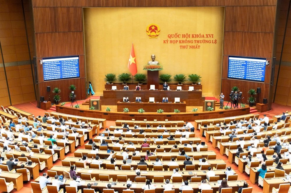 Quốc hội thảo luận về định hướng sửa đổi Luật Đất đai năm 2024, trong đó nhiều đại biểu đề nghị tăng bảo đảm về chỗ ở, sinh kế và tính minh bạch khi thu hồi đất. Ảnh: VPQH Quốc hội thảo luận về định hướng sửa đổi Luật Đất đai năm 2024, trong đó nhiều đại biểu đề nghị tăng bảo đảm về chỗ ở, sinh kế và tính minh bạch khi thu hồi đất. Ảnh: VPQH