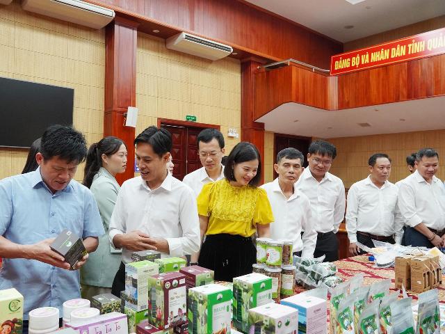 Các đại biểu tham quan sản phẩm trưng bày, giới thiệu tại hội nghị. Các đại biểu tham quan sản phẩm trưng bày, giới thiệu tại hội nghị.