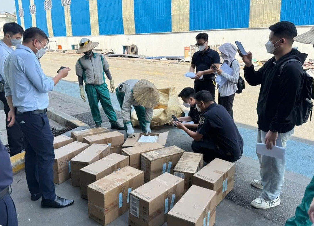 Lực lượng chức năng tổ chức tiêu hủy lô hàng. Ảnh: kv05.customs.gov.vn Lực lượng chức năng tổ chức tiêu hủy lô hàng. Ảnh: kv05.customs.gov.vn