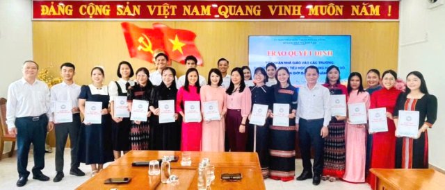 Lãnh đạo Sở GDĐT chụp ảnh cùng 19 nhà giáo được tiếp nhận. Lãnh đạo Sở GDĐT chụp ảnh cùng 19 nhà giáo được tiếp nhận.