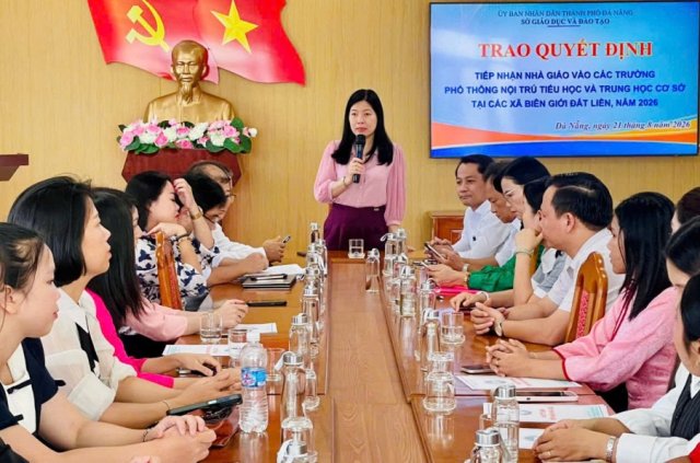 Bà Lê Thị Bích Thuận, Thành ủy viên, Giám đốc Sở GDĐT phát biểu chúc mừng và giao nhiệm vụ. Bà Lê Thị Bích Thuận, Thành ủy viên, Giám đốc Sở GDĐT phát biểu chúc mừng và giao nhiệm vụ.