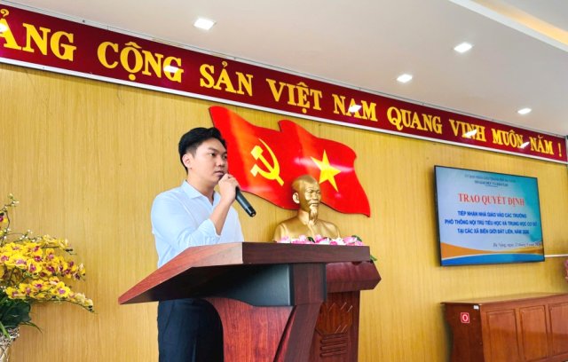 Thầy giáo Nguyễn Hoàng Triều phát biểu nhận nhiệm vụ. Thầy giáo Nguyễn Hoàng Triều phát biểu nhận nhiệm vụ.