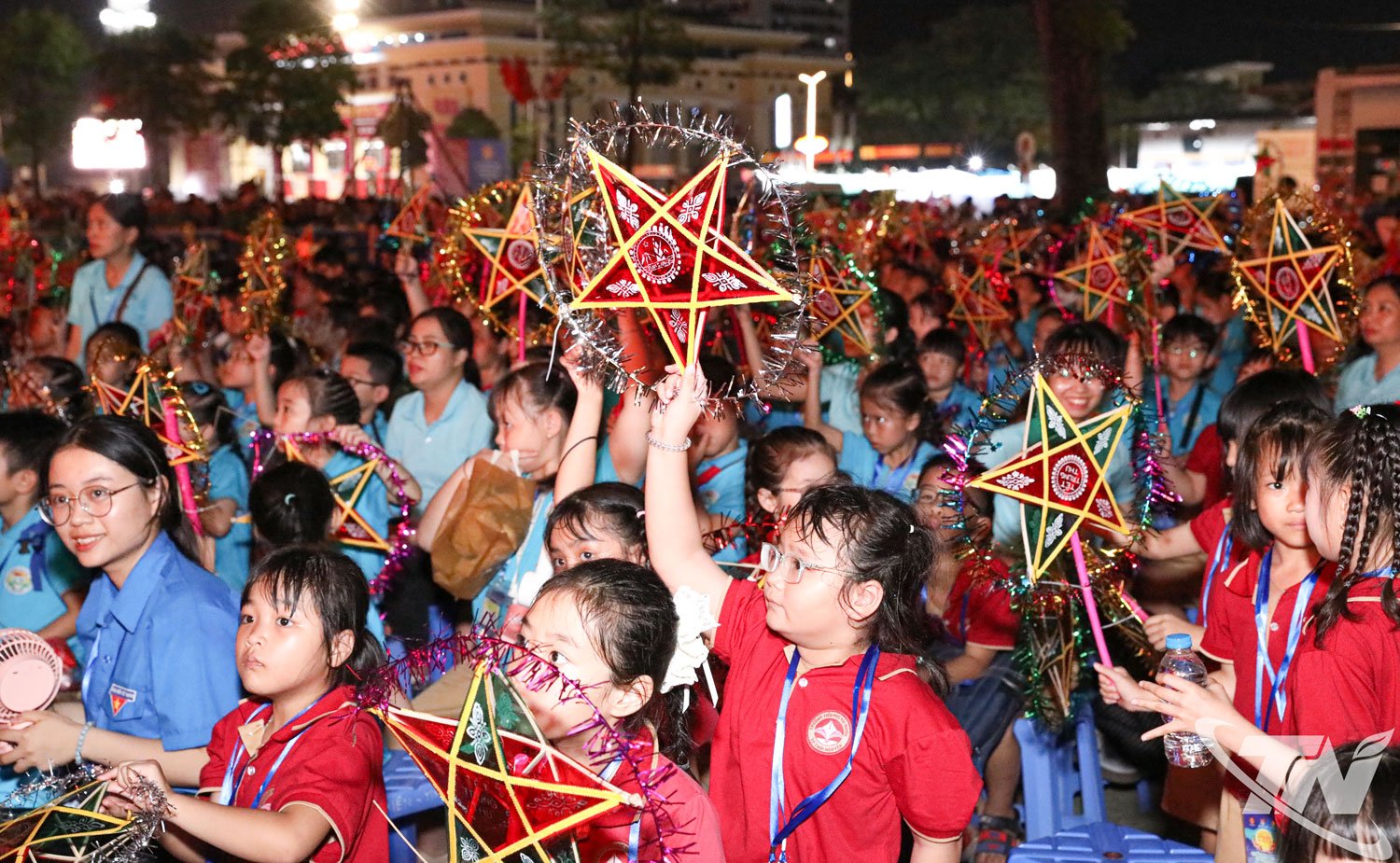 Niềm vui của các em thiếu nhi tại Đêm hội Trung thu năm 2025 (Ảnh: Báo Thái Nguyên) Niềm vui của các em thiếu nhi tại Đêm hội Trung thu năm 2025 (Ảnh: Báo Thái Nguyên)