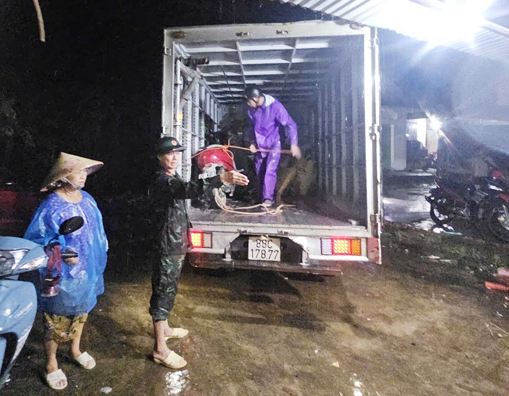 Lực lượng chức năng xã Sơn Động giúp người dân di dời tài sản trong đêm. Lực lượng chức năng xã Sơn Động giúp người dân di dời tài sản trong đêm.