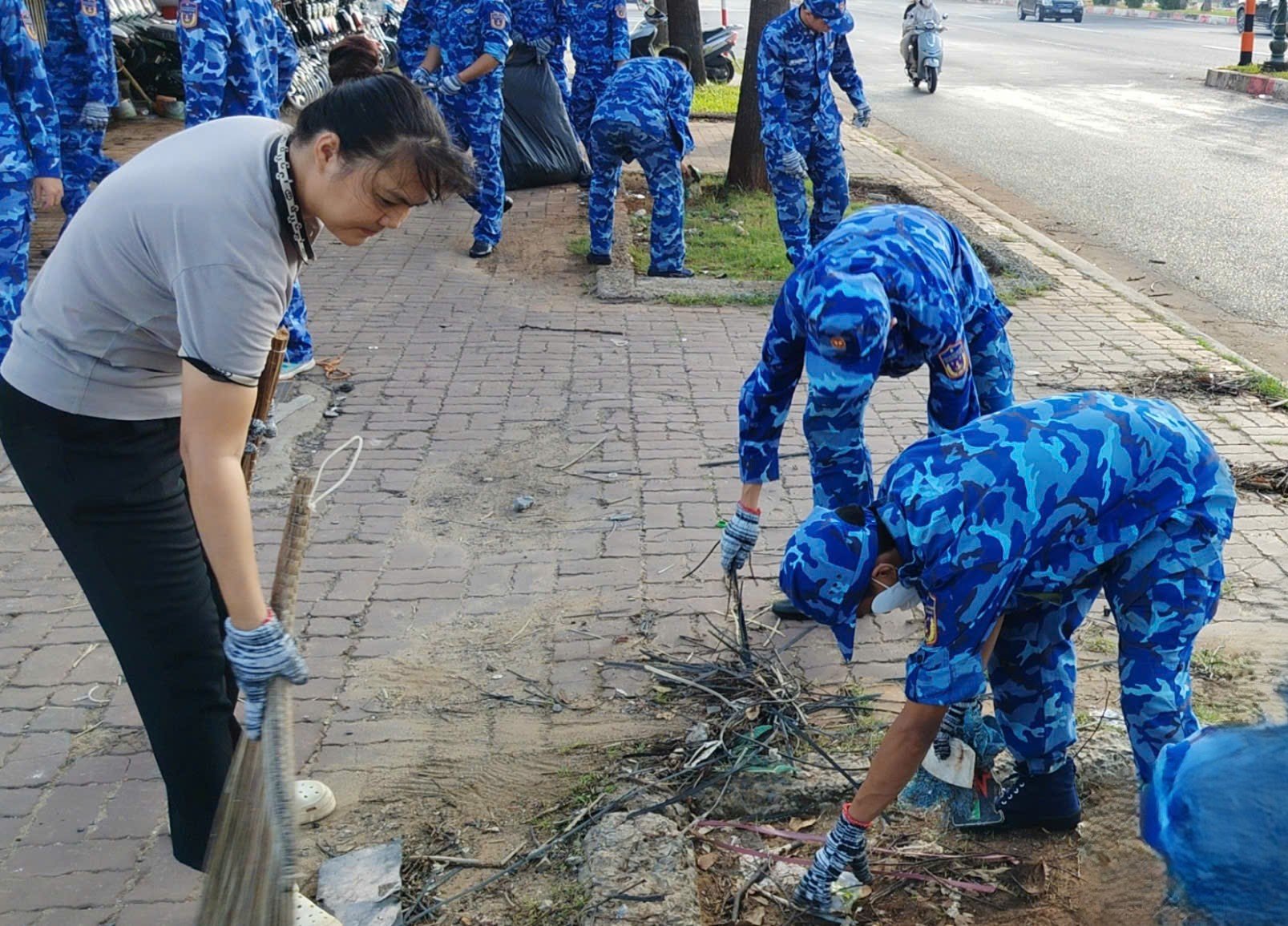 Cán bô, đoàn viên cùng các lực lượng tham gia làm sạch mội trường Cán bô, đoàn viên cùng các lực lượng tham gia làm sạch mội trường
