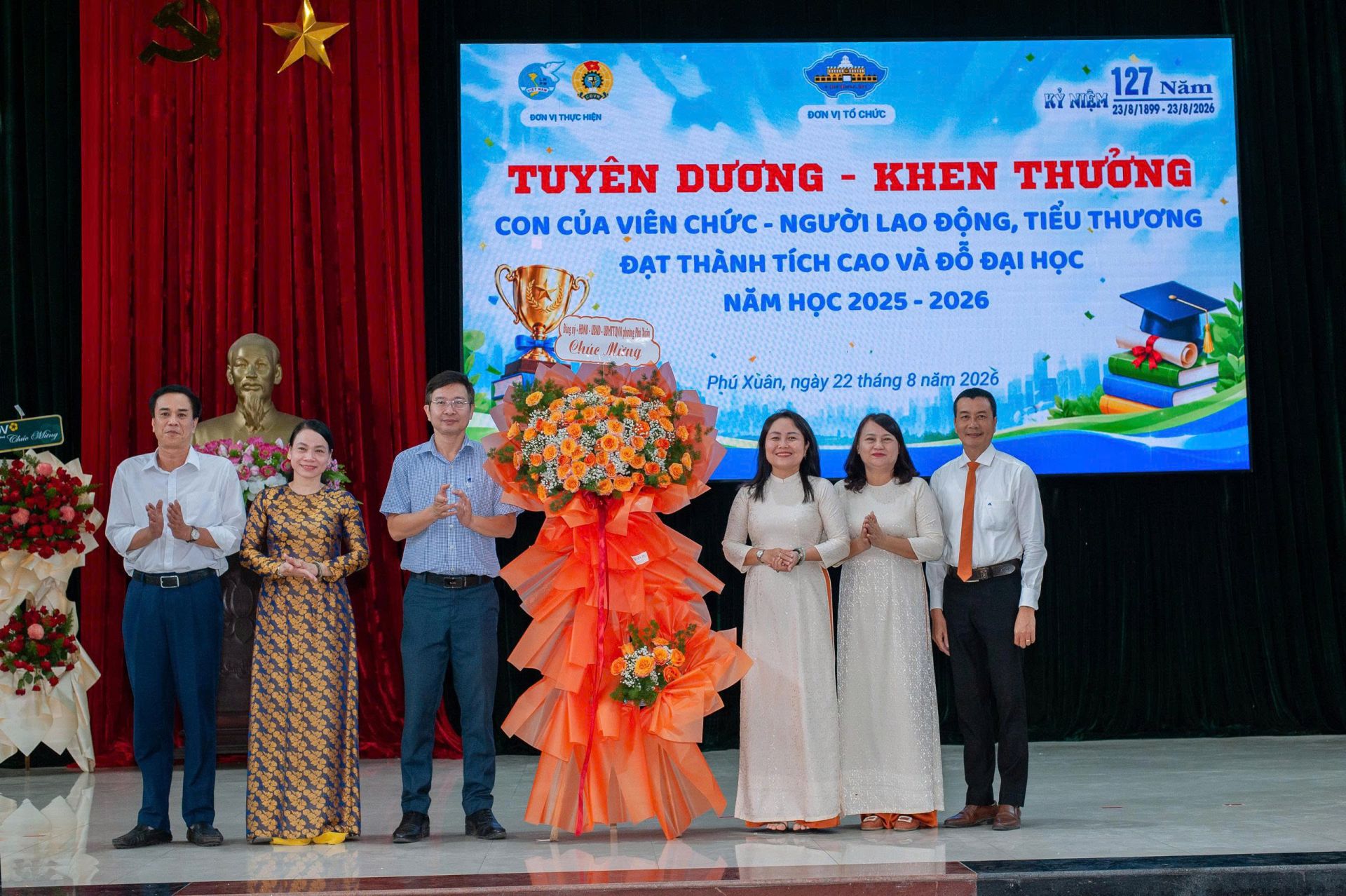 l&atilde;nh đạo phường Ph&uacute; Xu&acirc;n (Huế) ch&uacute;c mừng lễ tuy&ecirc;n dương, khen thưởng của Chợ Đ&ocirc;ng Ba