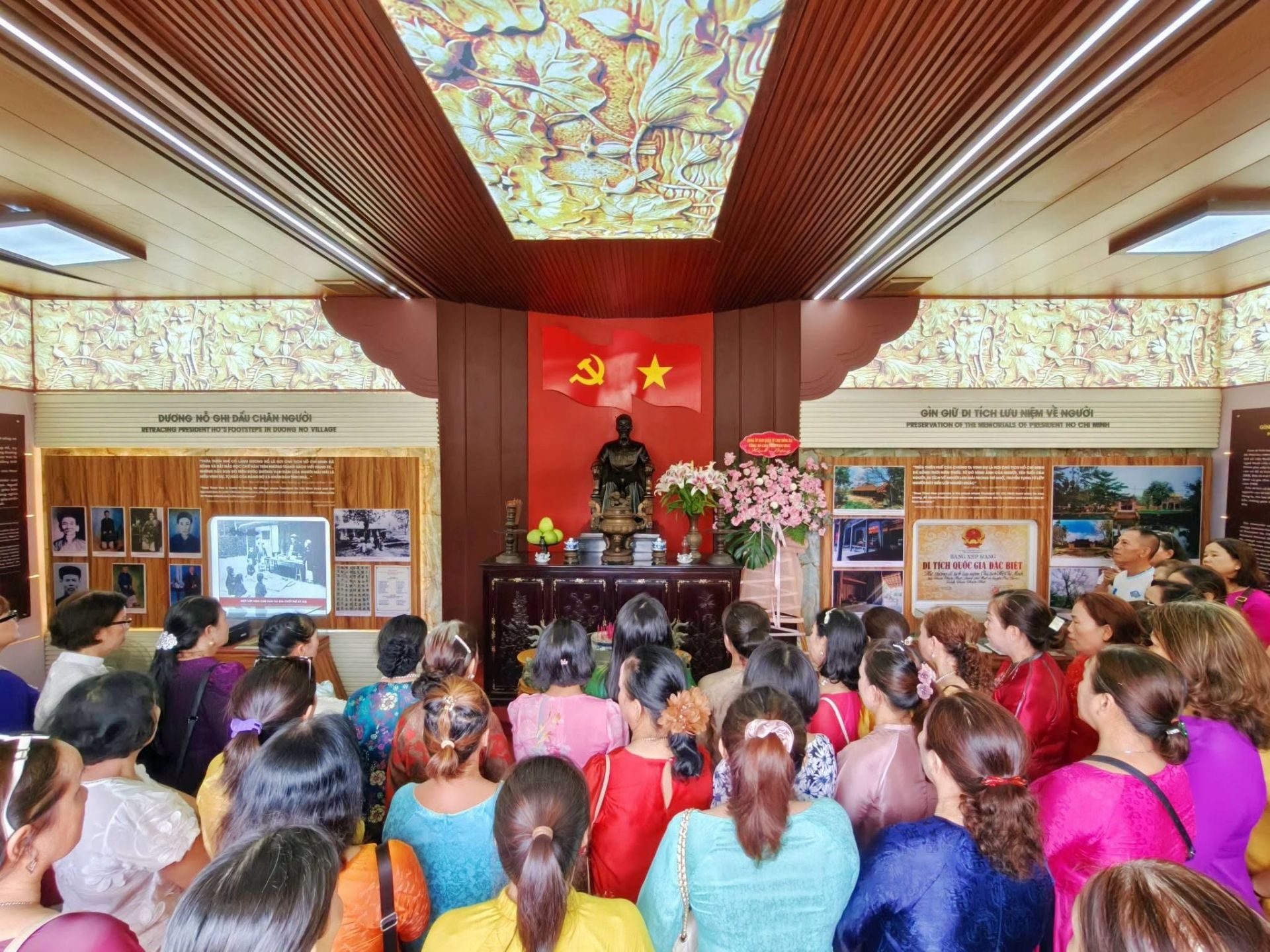 Thắp hương Nh&agrave; bảo t&agrave;ng