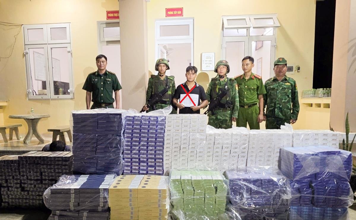 Đối tượng (X) v&agrave; tang vật. Ảnh: Hải Bằng