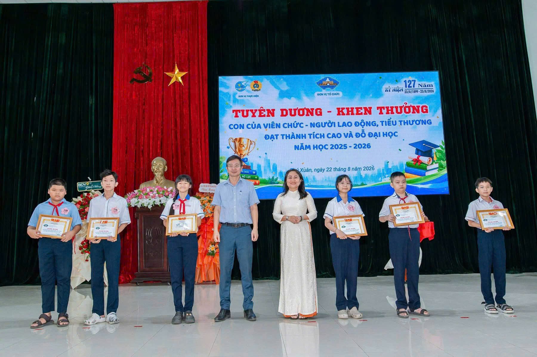 Khen thưởng c&aacute;c em c&oacute; th&agrave;nh t&iacute;ch cao