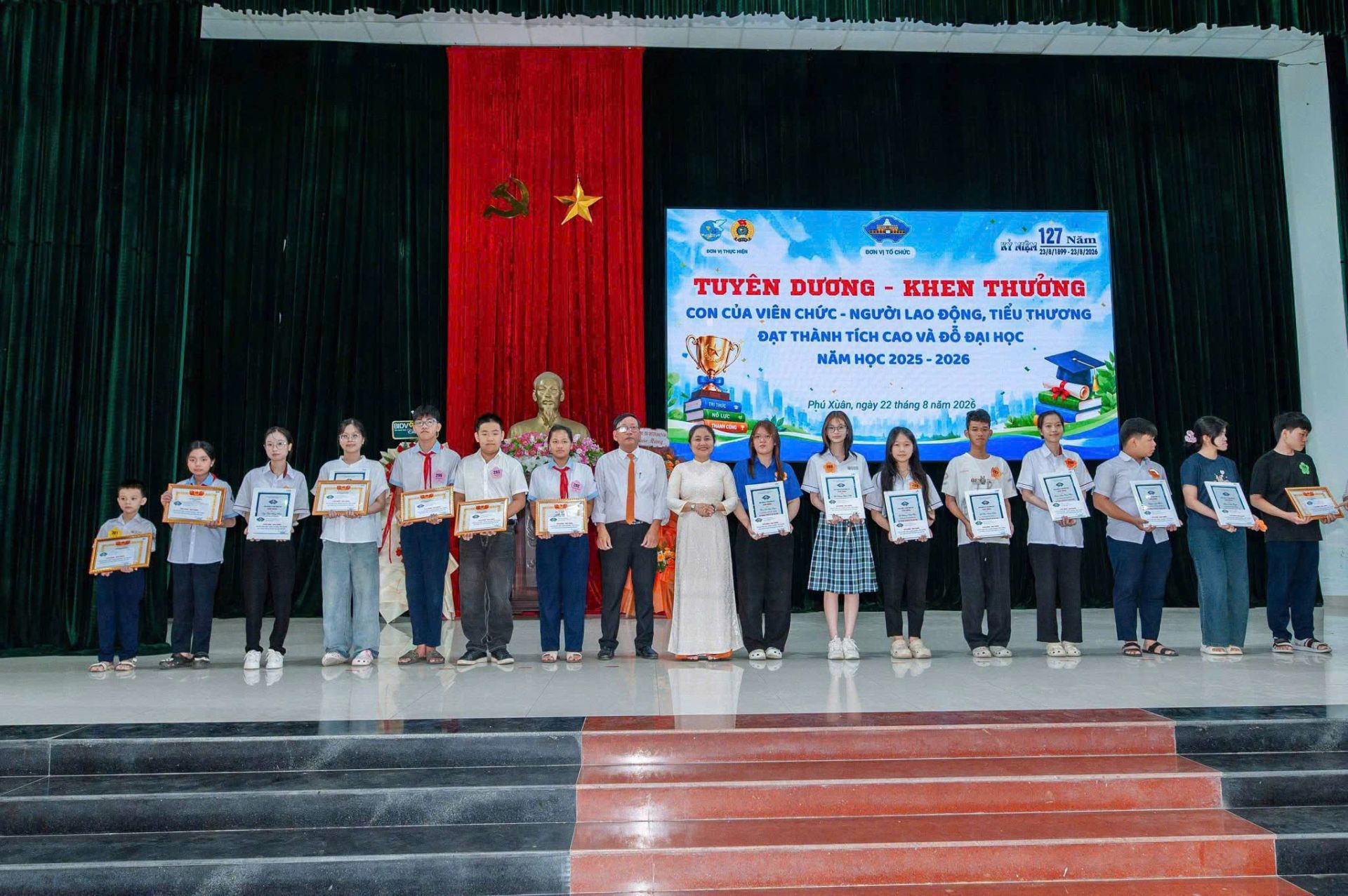 c&aacute;c ch&aacute;u được khen thưởng