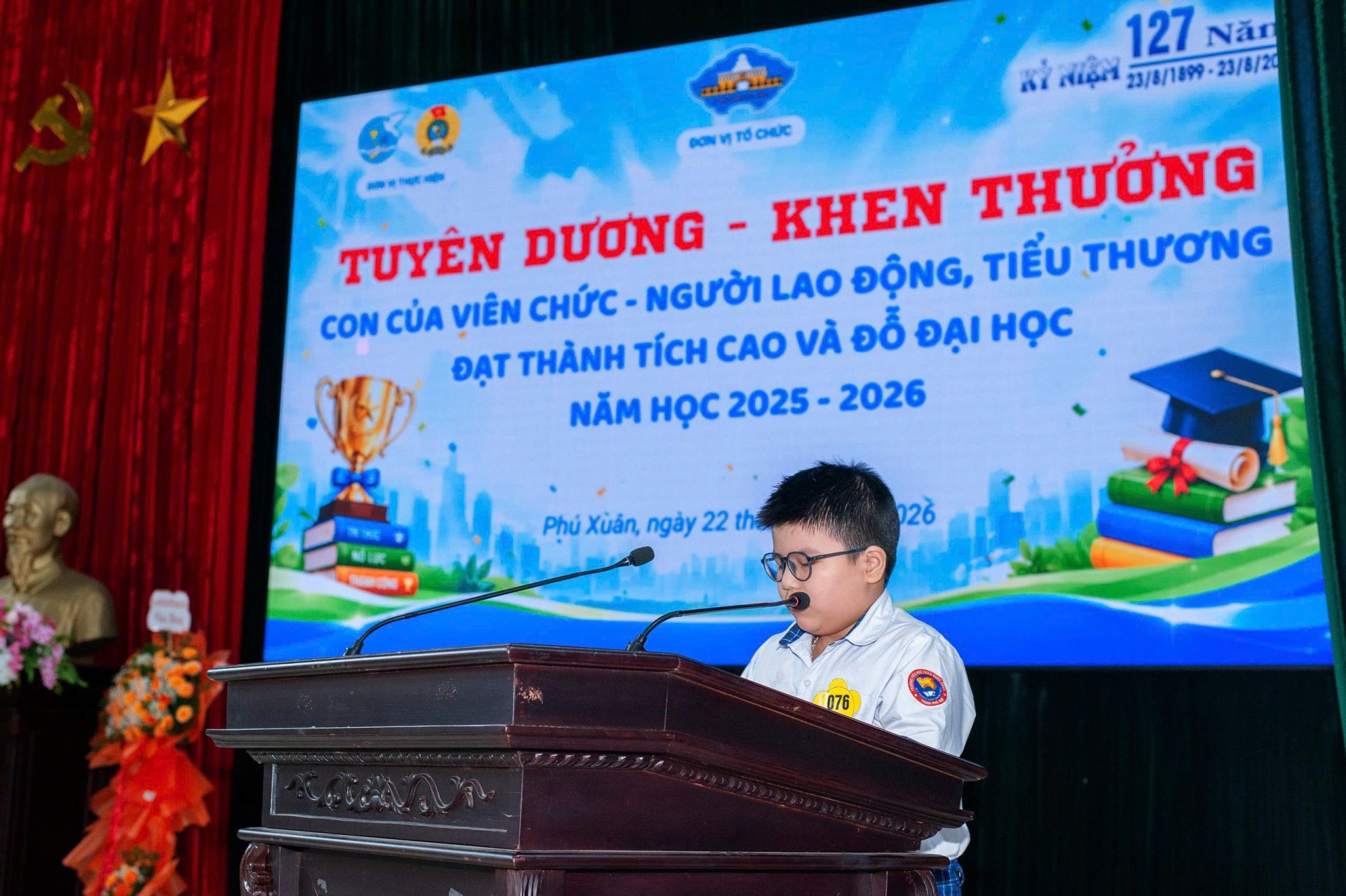 Đại diện ch&aacute;u học sinh giỏi ph&aacute;t biểu tại buổi lễ