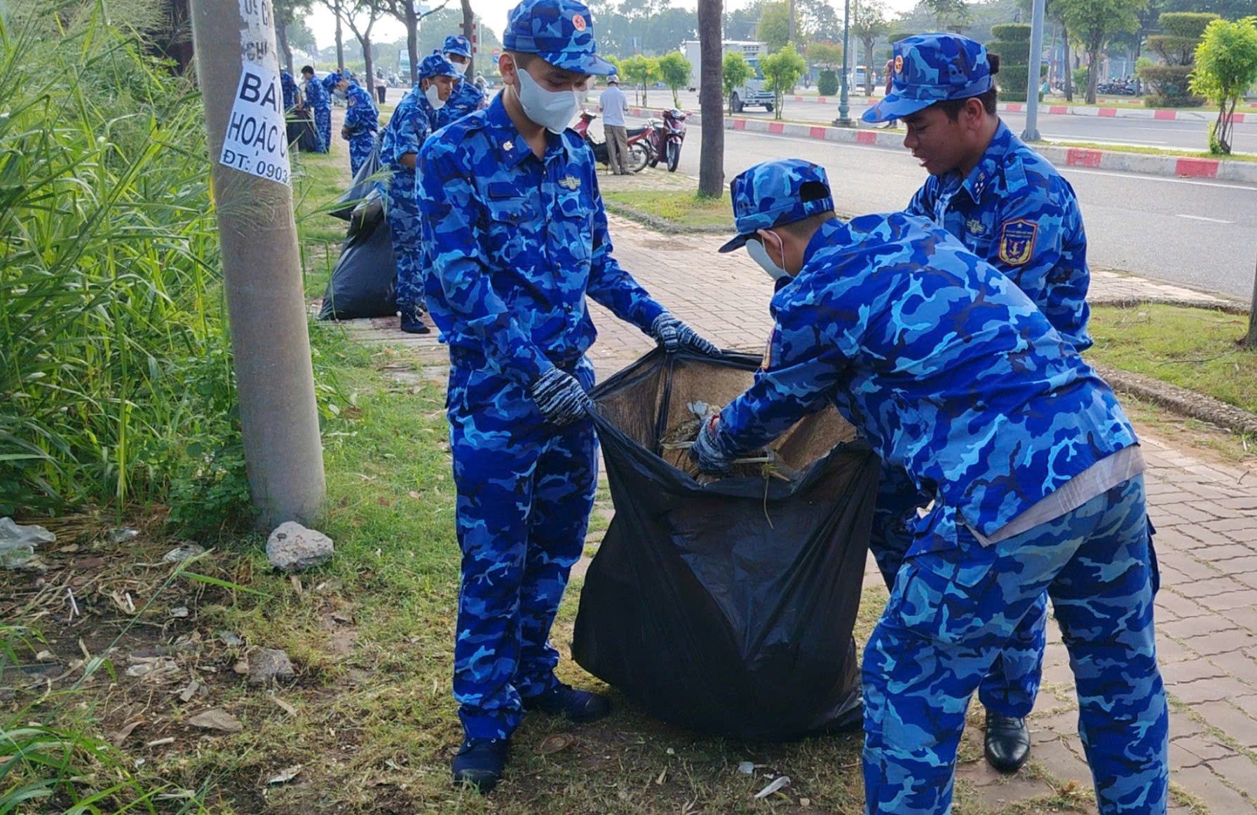 Cán bộ, đoàn viên tích cực tham gia làm sạch môi trường Cán bộ, đoàn viên tích cực tham gia làm sạch môi trường