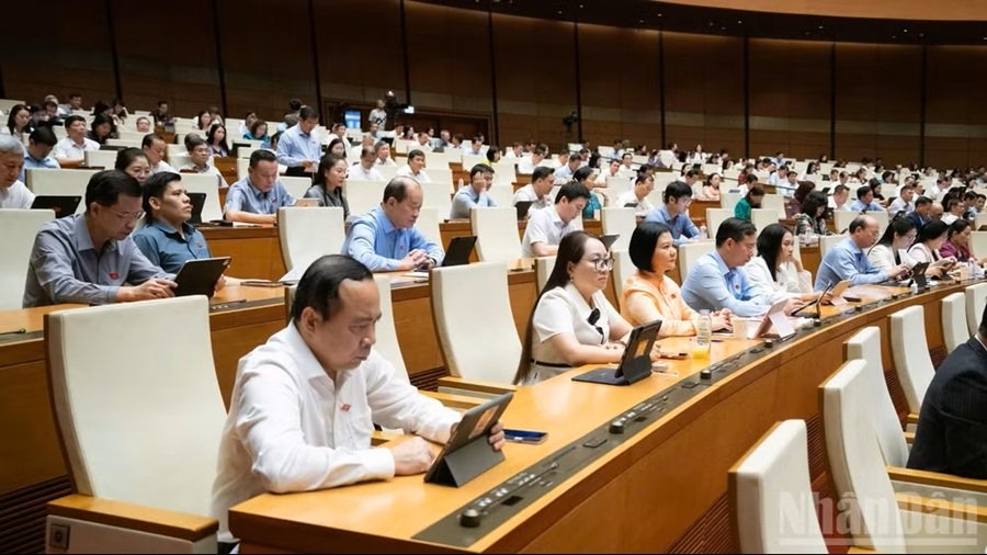C&aacute;c đại biểu Quốc hội dự phi&ecirc;n họp to&agrave;n thể ở hội trường tại Kỳ họp kh&ocirc;ng thường lệ thứ nhất, Quốc hội kh&oacute;a XVI. (Ảnh: DUY LINH)