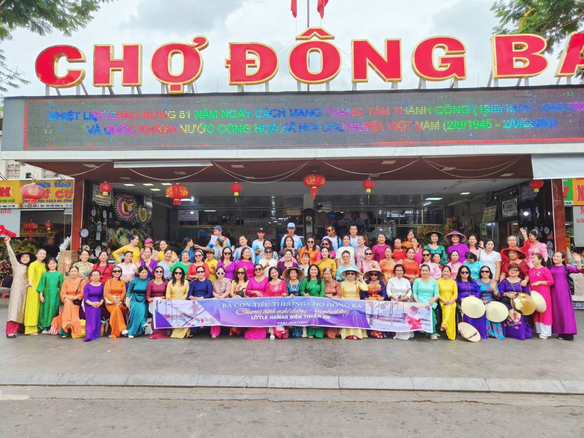 Tiểu thương Chợ Đ&ocirc;ng Ba trong ng&agrave;y hội kỷ niệm 127 năm th&agrave;nh lập chợ