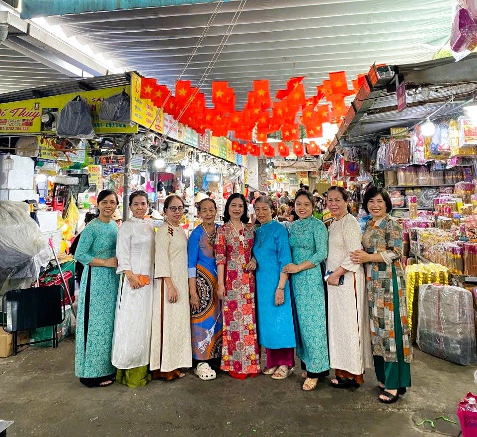 Tiểu thương c&aacute;c ng&agrave;nh h&agrave;ng trong t&agrave; &aacute;o d&agrave;i ng&agrave;y hội