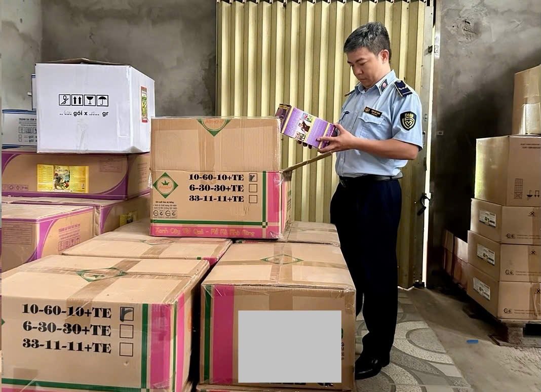 Lực lượng thuộc Đội QLTT số 7 kiểm tra hàng hóa tại cơ sở kinh doanh. Ảnh: QLTT Đồng Tháp Lực lượng thuộc Đội QLTT số 7 kiểm tra hàng hóa tại cơ sở kinh doanh. Ảnh: QLTT Đồng Tháp