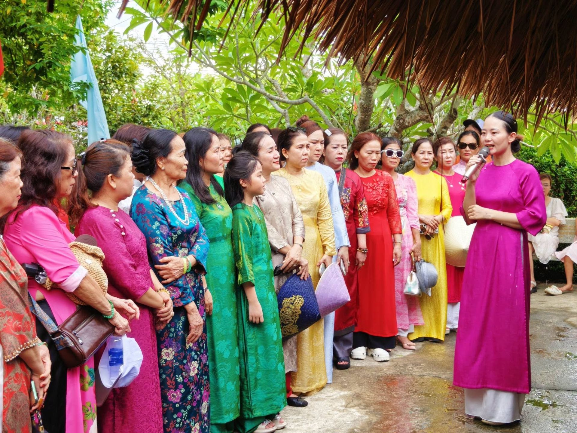 Thăm Nh&agrave; lưu niệm B&aacute;c Hồ tại L&agrave;ng Dương Nổ