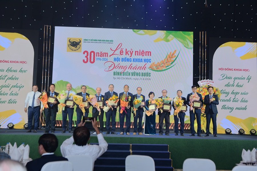 C&ocirc;ng ty CP Ph&acirc;n b&oacute;n B&igrave;nh Điền trao biểu trưng tri &acirc;n những cống hiến của qu&yacute; Thầy C&ocirc; HĐKH đương nhiệm