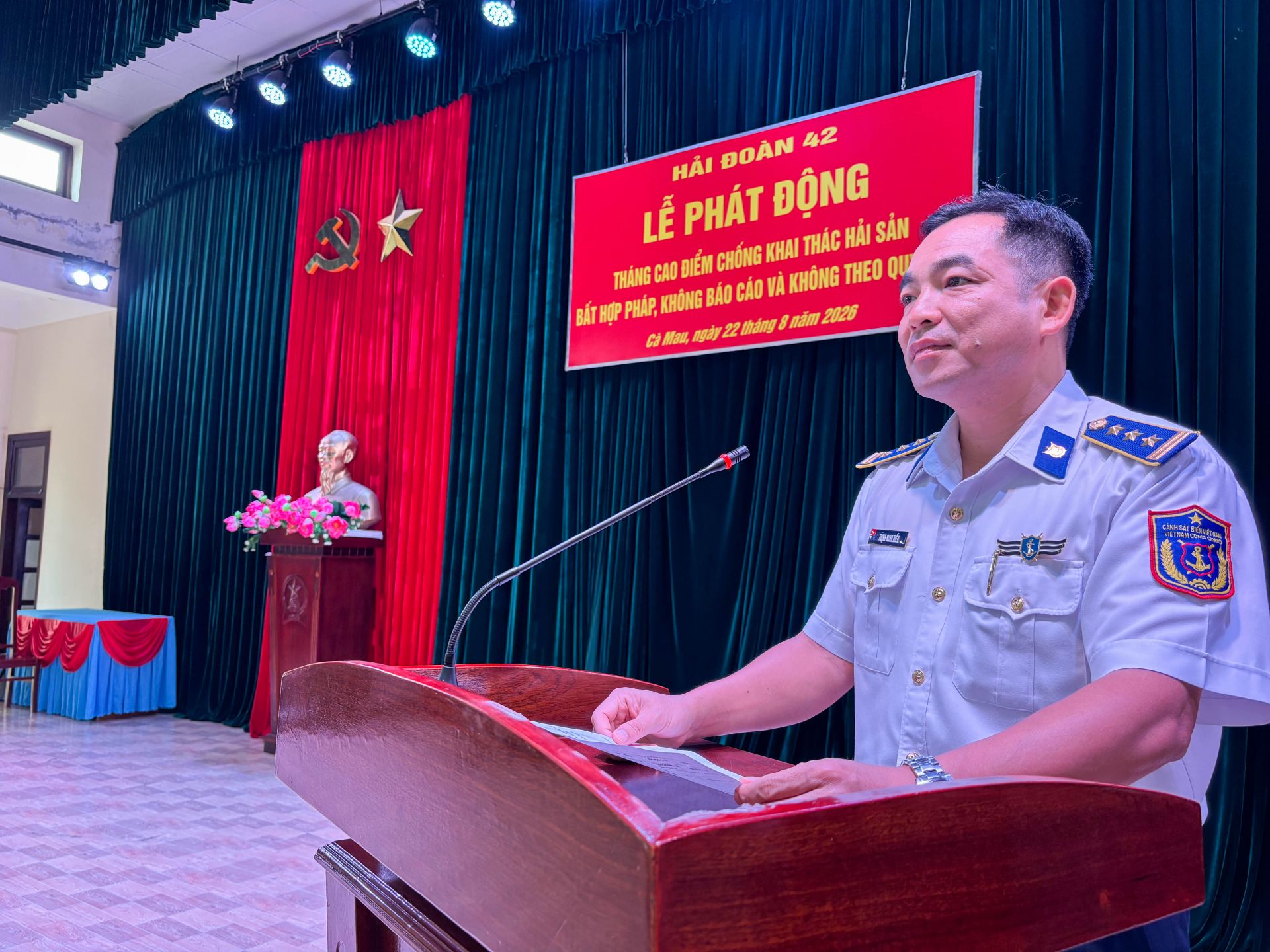 Thượng tá Trịnh Minh Hiển, Bí thư Đảng ủy, Chính ủy, Hải đoàn 42 phát biểu chỉ đạo tại buổi lễ phát động thi đua Thượng tá Trịnh Minh Hiển, Bí thư Đảng ủy, Chính ủy, Hải đoàn 42 phát biểu chỉ đạo tại buổi lễ phát động thi đua