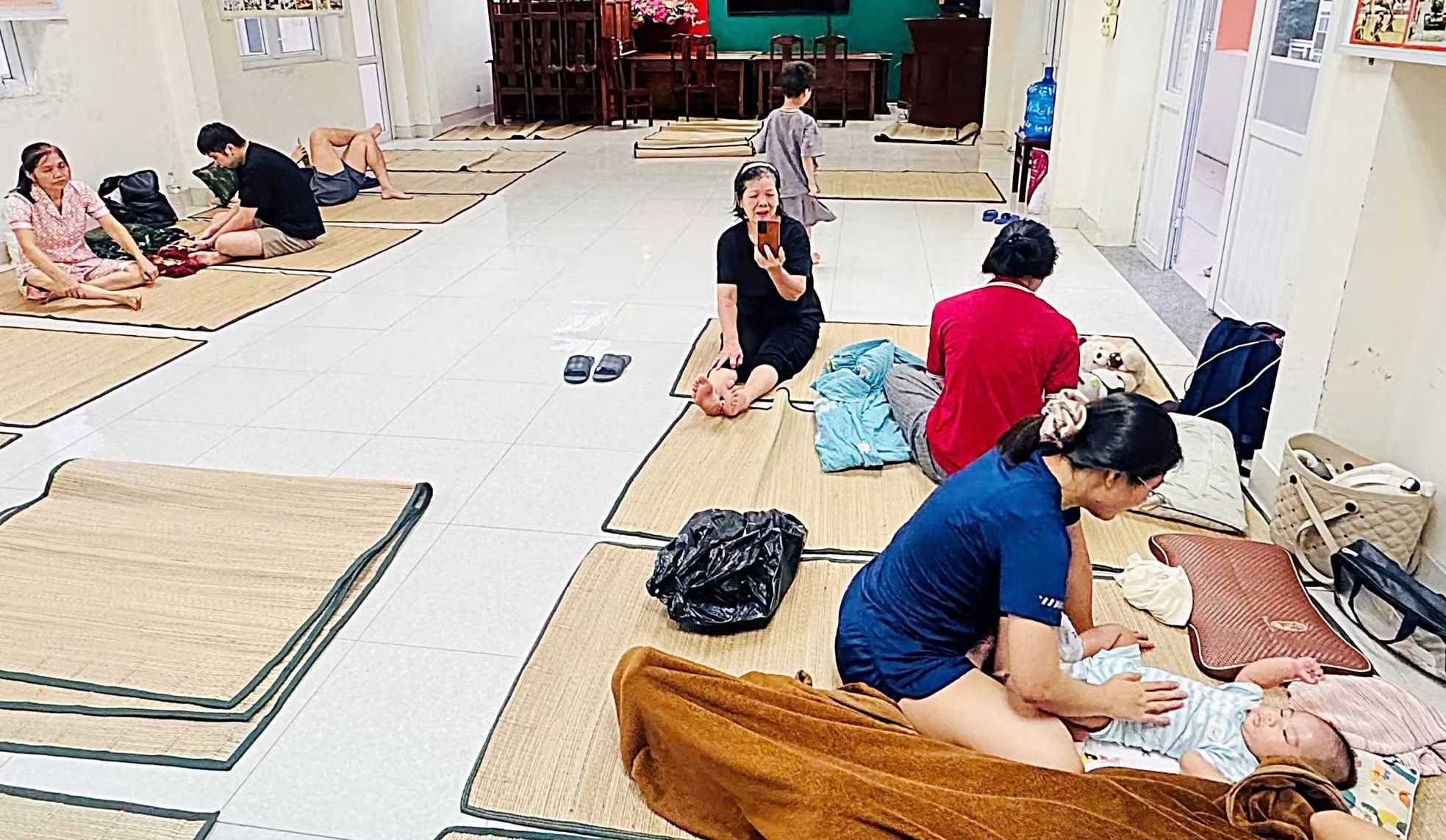 Người dân được Đồn Biên phòng cửa khẩu cảng Hòn Gai bố trí nơi tránh trú an toàn Người dân được Đồn Biên phòng cửa khẩu cảng Hòn Gai bố trí nơi tránh trú an toàn