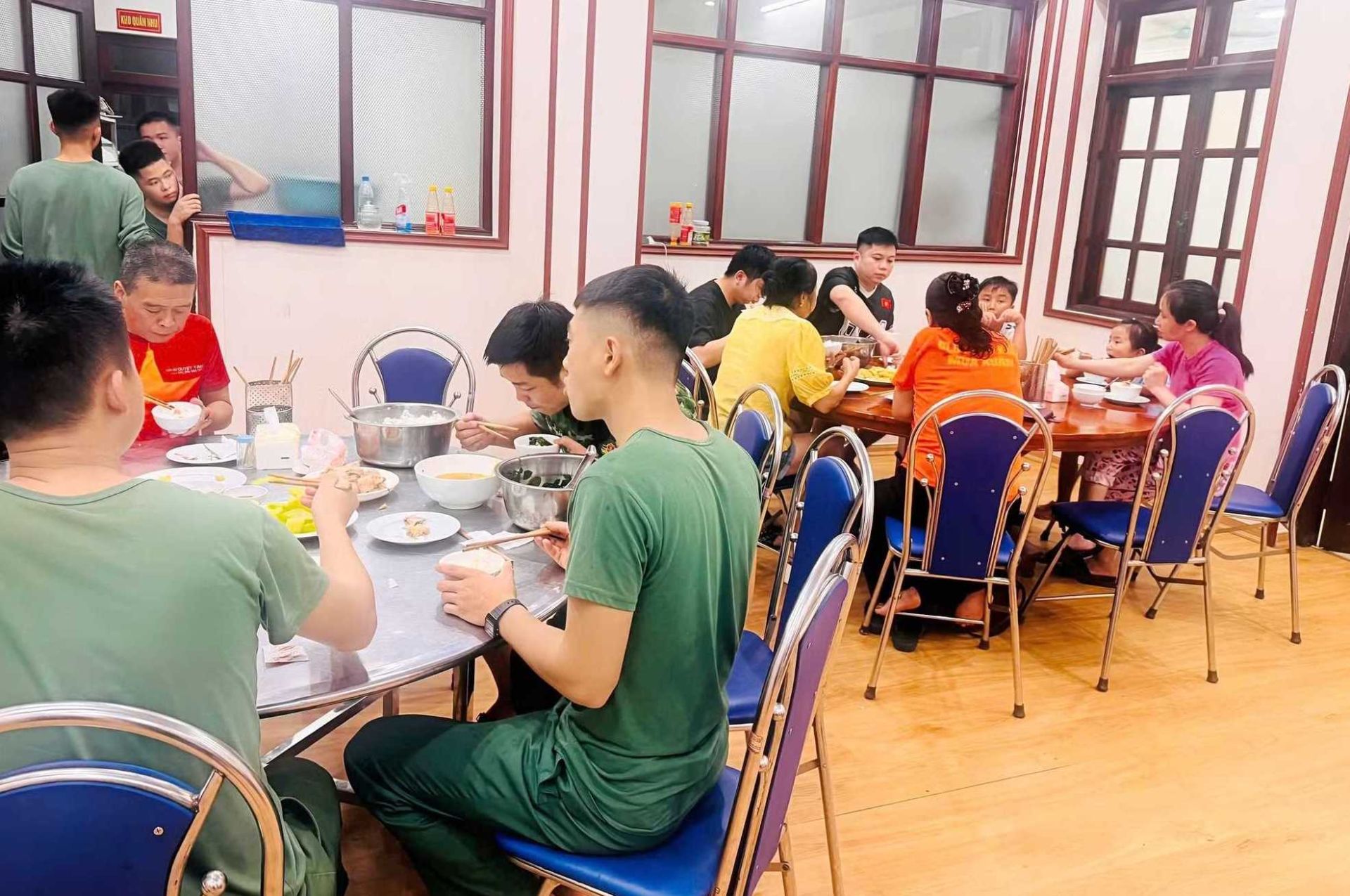 Đồn Biên phòng cửa khẩu cảng Hòn Gai giúp 13 người dân tránh trú mưa bão