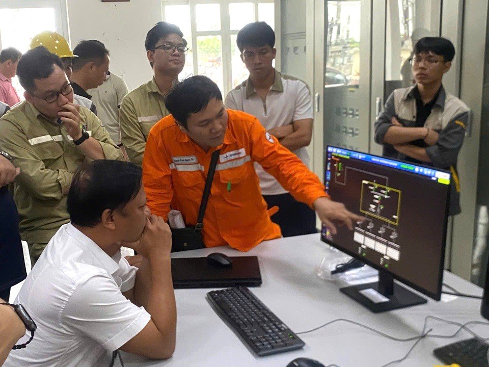 Ông Đinh Quang Thuần – Phó Giám đốc Công ty Điện lực Ninh Bình trực tiếp kiểm tra nghiệm thu việc vận hành và đóng điện dự án Ông Đinh Quang Thuần – Phó Giám đốc Công ty Điện lực Ninh Bình trực tiếp kiểm tra nghiệm thu việc vận hành và đóng điện dự án