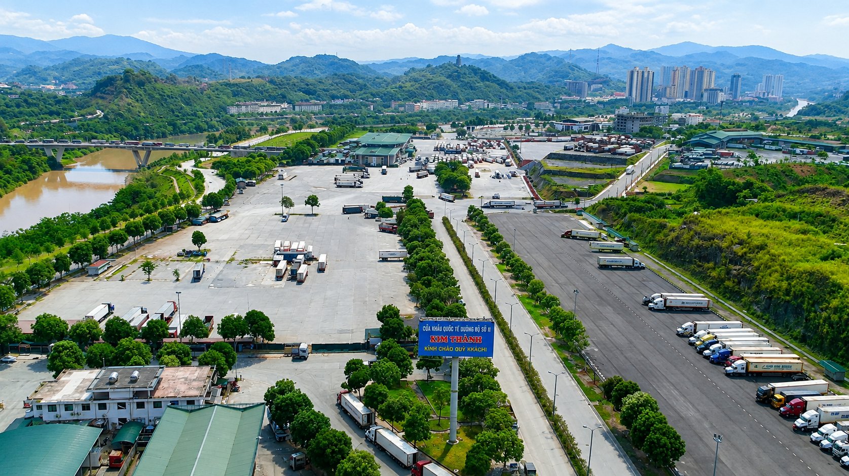 Cửa khẩu quốc tế đường bộ số II Kim Thành, trung bình mỗi ngày có trên 600 phương tiện chở hàng xuất nhập khẩu qua lại, trong đó phương tiện chở hàng xuất khẩu chiếm khoảng 1/4 Cửa khẩu quốc tế đường bộ số II Kim Thành, trung bình mỗi ngày có trên 600 phương tiện chở hàng xuất nhập khẩu qua lại, trong đó phương tiện chở hàng xuất khẩu chiếm khoảng 1/4