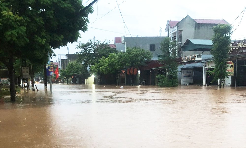 Nước ngập sâu trên đường tỉnh 289 qua địa bàn xã Nam Dương. Nước ngập sâu trên đường tỉnh 289 qua địa bàn xã Nam Dương.