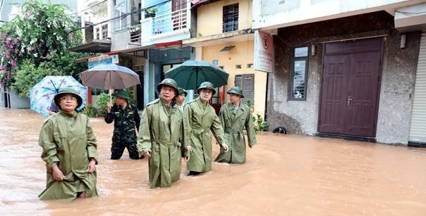 Đinh Hữu Học, Phó Chủ tịch Thường trực UBND tỉnh tra công tác ứng phó cơn bão số 4 tại phường Lương Văn Tri và phường Tam Thanh Đinh Hữu Học, Phó Chủ tịch Thường trực UBND tỉnh tra công tác ứng phó cơn bão số 4 tại phường Lương Văn Tri và phường Tam Thanh