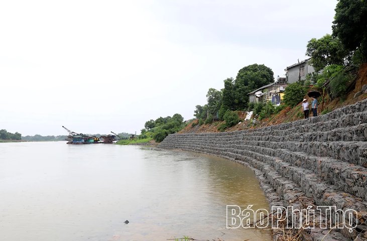 Hơn 200m kè tuyến đê hữu sông Lô đoạn qua xã Dân Chủ hoàn thành trước mùa mưa bão năm nay, gia cố vững chắc chân đê và đem lại niềm tin cho Nhân dân. Hơn 200m kè tuyến đê hữu sông Lô đoạn qua xã Dân Chủ hoàn thành trước mùa mưa bão năm nay, gia cố vững chắc chân đê và đem lại niềm tin cho Nhân dân.