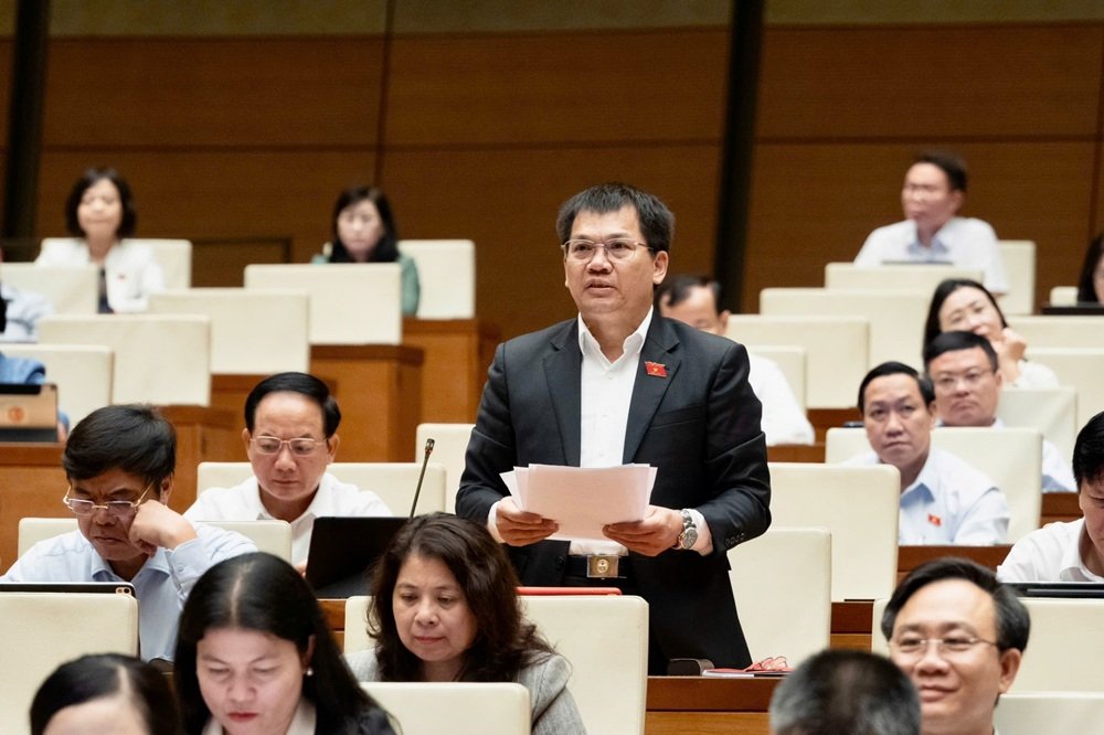 Đại biểu Quốc hội đề xuất tăng kiểm so&aacute;t tiền đặt cọc, bảo l&atilde;nh v&agrave; d&ograve;ng tiền từ người mua nh&agrave; nhằm hạn chế rủi ro khi dự &aacute;n bất động sản h&igrave;nh th&agrave;nh trong tương lai chậm tiến độ hoặc kh&ocirc;ng thực hiện đ&uacute;ng cam kết. Ảnh: VPQH