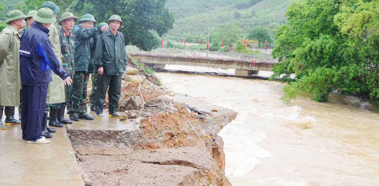 Đo&agrave;n c&ocirc;ng t&aacute;c kiểm tra tại khu vực Cửa khẩu Ho&agrave;nh M&ocirc; - nơi c&oacute; gần 100m bờ k&egrave; bị sạt