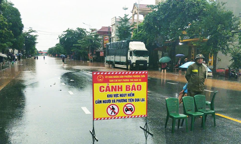 Lực lượng chức năng cắm biển cảnh báo và trực gác tại khu vực nước sâu nguy hiểm trên quốc lộ 31 thuộc phường Phượng Sơn. Lực lượng chức năng cắm biển cảnh báo và trực gác tại khu vực nước sâu nguy hiểm trên quốc lộ 31 thuộc phường Phượng Sơn.
