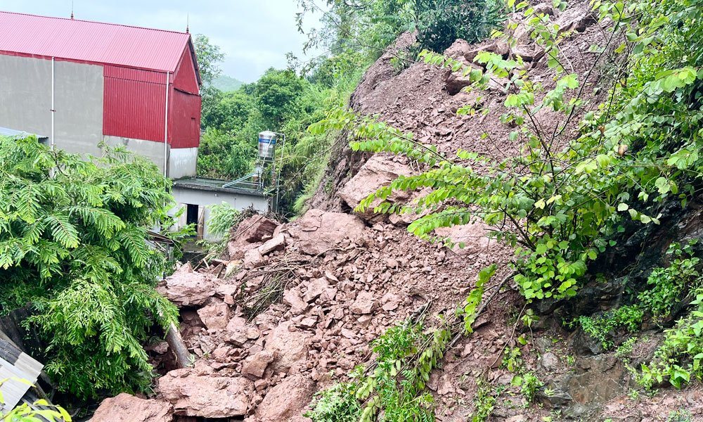 Xã Biên Sơn có 2 hộ nằm sát vị trí sạt lở đất. Hiện các hộ được hỗ trợ di dời người và tài sản đến nơi an toàn. Xã Biên Sơn có 2 hộ nằm sát vị trí sạt lở đất. Hiện các hộ được hỗ trợ di dời người và tài sản đến nơi an toàn.