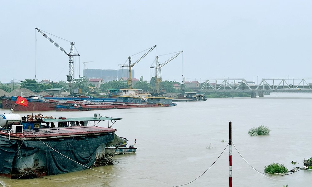 Nước s&ocirc;ng Cầu tại khu vực cầu Đ&aacute;p Cầu đạt mức b&aacute;o động I.