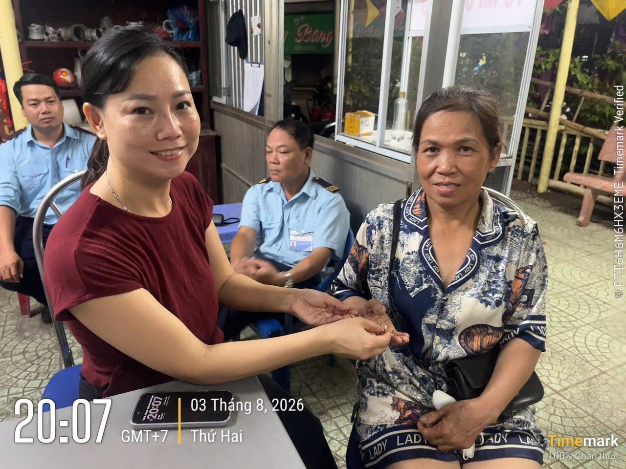 Gương người tốt- việc tốt, tiểu thương nhặt được của rơi trả lại