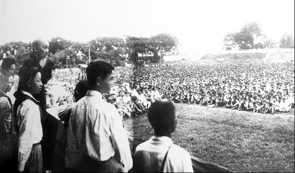 Năm 1962, Chủ tịch Hồ Ch&iacute; Minh về thăm v&agrave; n&oacute;i chuyện với c&aacute;n bộ, bộ đội v&agrave; Nh&acirc;n d&acirc;n tại thị x&atilde; Ph&uacute; Thọ. (Ảnh tư liệu: B&aacute;o Ph&uacute; Thọ)