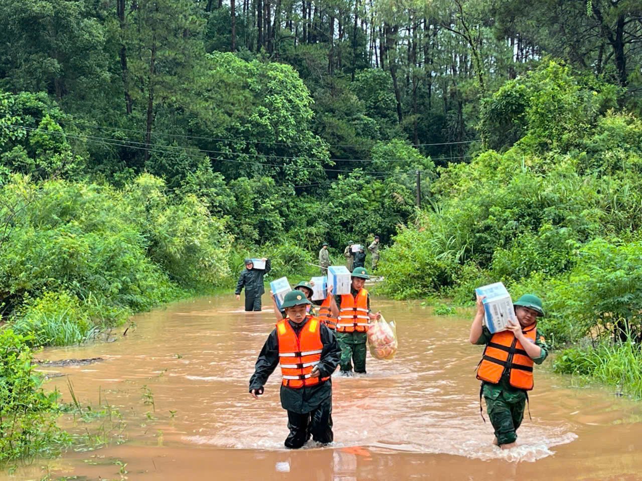 Cán bộ, chiến sĩ Bộ đội Biên phòng Lạng Sơn vượt nước ngập, vận chuyển lương thực, nhu yếu phẩm hỗ trợ người dân vùng bị cô lập do mưa lũ. Cán bộ, chiến sĩ Bộ đội Biên phòng Lạng Sơn vượt nước ngập, vận chuyển lương thực, nhu yếu phẩm hỗ trợ người dân vùng bị cô lập do mưa lũ.