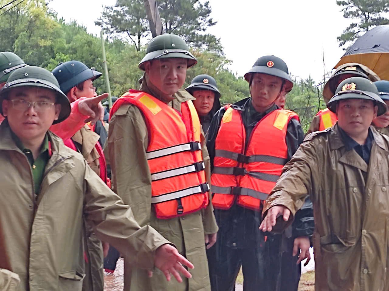 Chủ tịch UBND tỉnh Lạng Sơn Nguyễn Cảnh Toàn vừa đi kiểm tra công tác ứng phó, khắc phục hậu quả mưa lũ tại xã Mẫu Sơn, trực tiếp thăm hỏi và hỗ trợ người dân khu vực bị cô lập. Chủ tịch UBND tỉnh Lạng Sơn Nguyễn Cảnh Toàn vừa đi kiểm tra công tác ứng phó, khắc phục hậu quả mưa lũ tại xã Mẫu Sơn, trực tiếp thăm hỏi và hỗ trợ người dân khu vực bị cô lập.