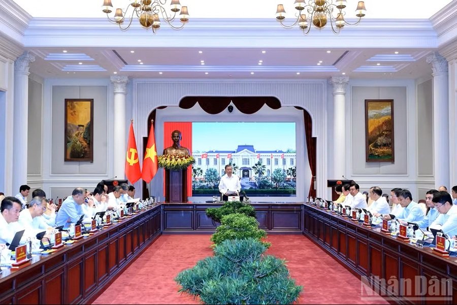 Tổng B&iacute; thư, Chủ tịch nước T&ocirc; L&acirc;m chủ tr&igrave; cuộc l&agrave;m việc. (Ảnh: ĐĂNG KHOA)