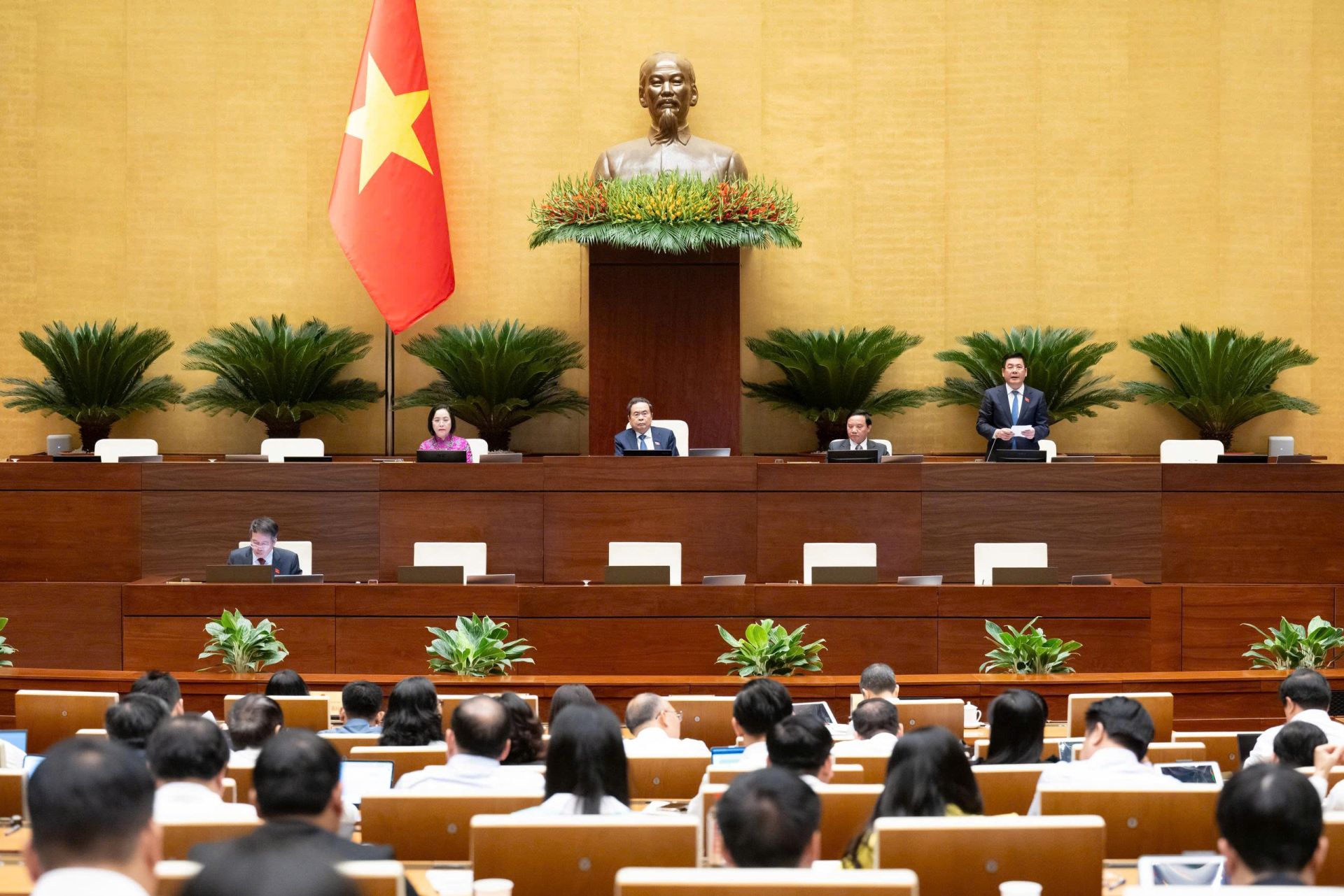 Ủy viên Trung ương Đảng, Phó Chủ tịch Quốc hội Nguyễn Hồng Diên điều hành phiên họp Ủy viên Trung ương Đảng, Phó Chủ tịch Quốc hội Nguyễn Hồng Diên điều hành phiên họp