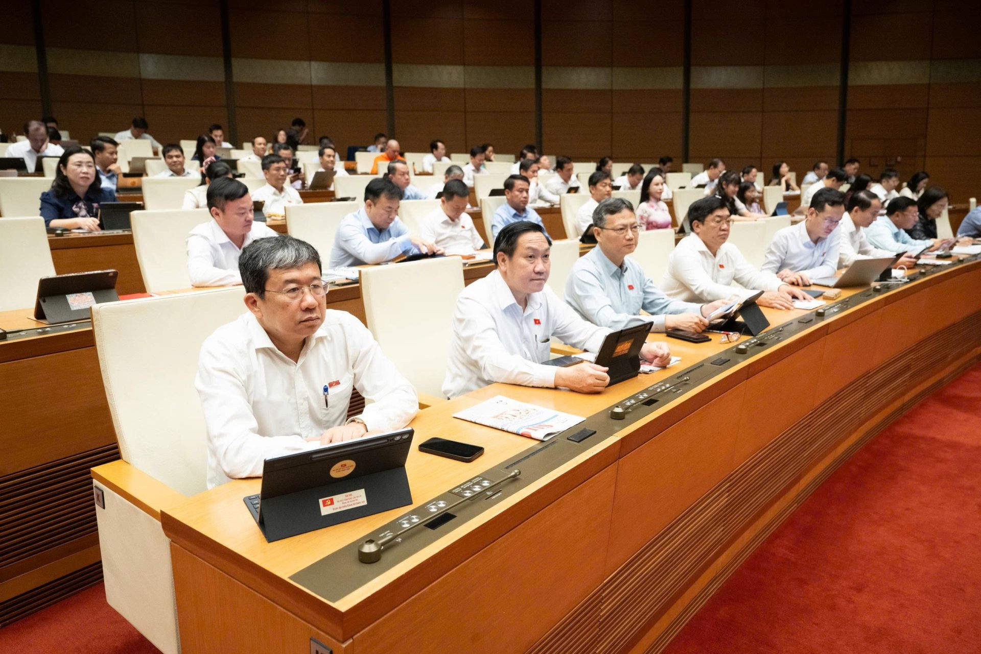 Các ĐBQH tham dự phiên họp Các ĐBQH tham dự phiên họp