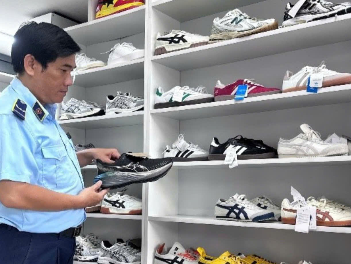 Lực lượng quản lý thị trường Đà Nẵng kiểm tra hàng hóa có dấu hiệu xâm phạm quyền sở hữu trí tuệ. Lực lượng quản lý thị trường Đà Nẵng kiểm tra hàng hóa có dấu hiệu xâm phạm quyền sở hữu trí tuệ.