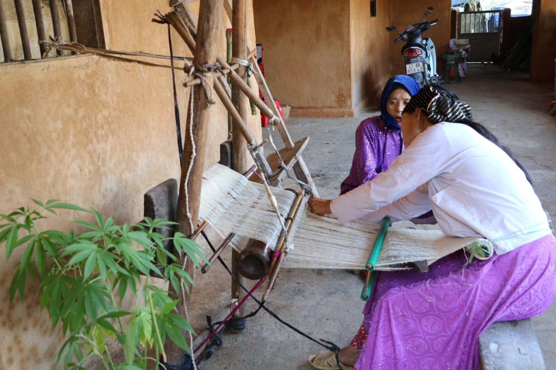 Du khách tìm hiểu các nghề thủ công truyền thống của địa phương. (Nguồn: Local Vietnam) Du khách tìm hiểu các nghề thủ công truyền thống của địa phương. (Nguồn: Local Vietnam)