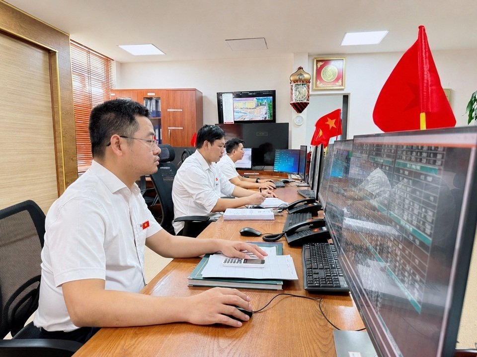 C&aacute;n bộ Ph&ograve;ng Điều độ CTĐL Ph&uacute; Thọ ứng dụng c&ocirc;ng nghệ trong theo d&otilde;i, gi&aacute;m s&aacute;t v&agrave; điều h&agrave;nh lưới điện