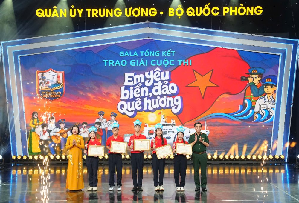Đại tướng Phan Văn Giang v&agrave; Đồng ch&iacute; Nguyễn Thị Thanh trao giải Nh&acirc;́t cho đ&ocirc;̣i Bạch Long Vỹ.