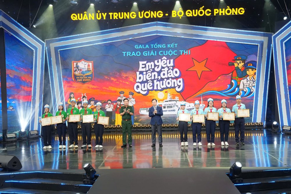 Đồng ch&iacute; Nguyễn Thanh L&acirc;m và Thượng tướng Nguyễn Văn Gấu trao giải Nhì cho đ&ocirc;̣i Sóng Bi&ecirc;̉n và Bi&ecirc;̉n Xanh.