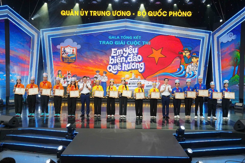 Trung tướng L&ecirc; Đình Cường - Tư lệnh Cảnh s&aacute;t biển Việt Nam và Trung tướng Bùi Qu&ocirc;́c Oai - Ch&iacute;nh ủy Cảnh s&aacute;t biển Việt Nam trao giải Ba cho các đ&ocirc;̣i Sao Bi&ecirc;̉n, Mắt Bi&ecirc;̉n và Đảo M&ecirc;.